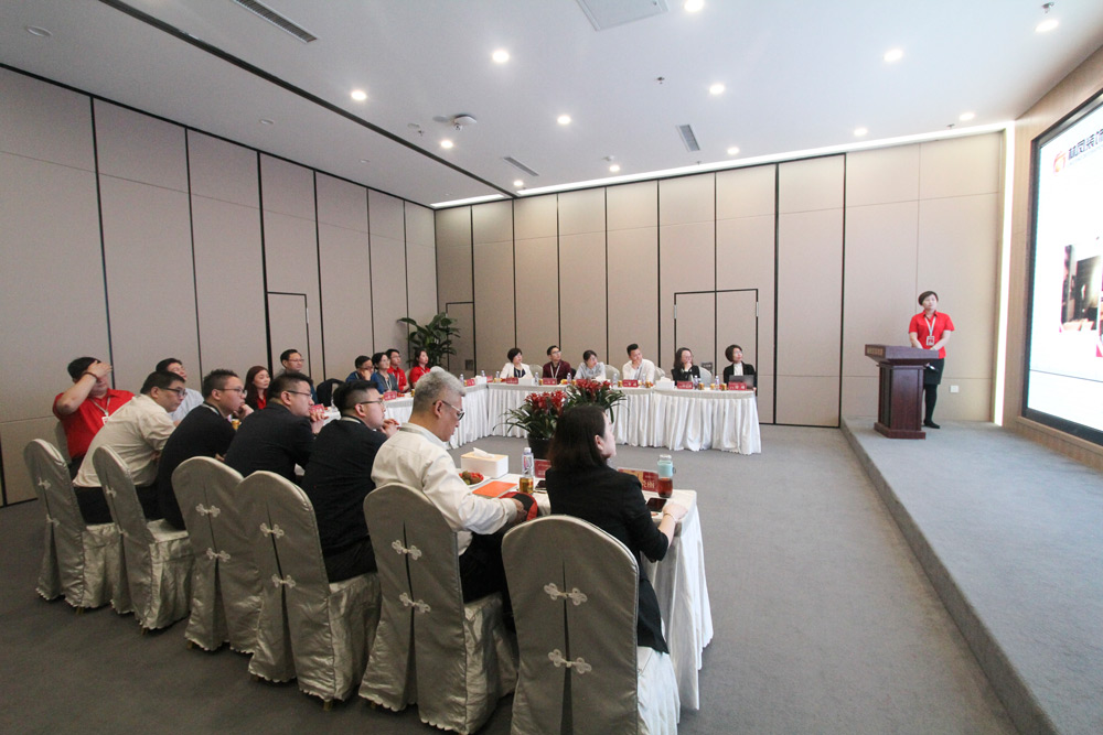 参观团来到会议室进行座谈