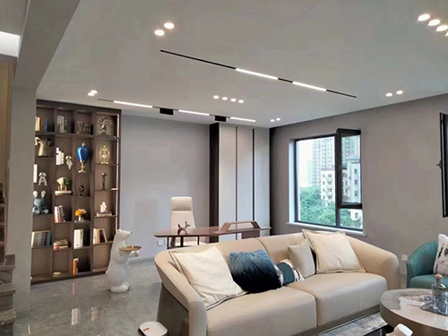简约风格装修吊顶.jpg